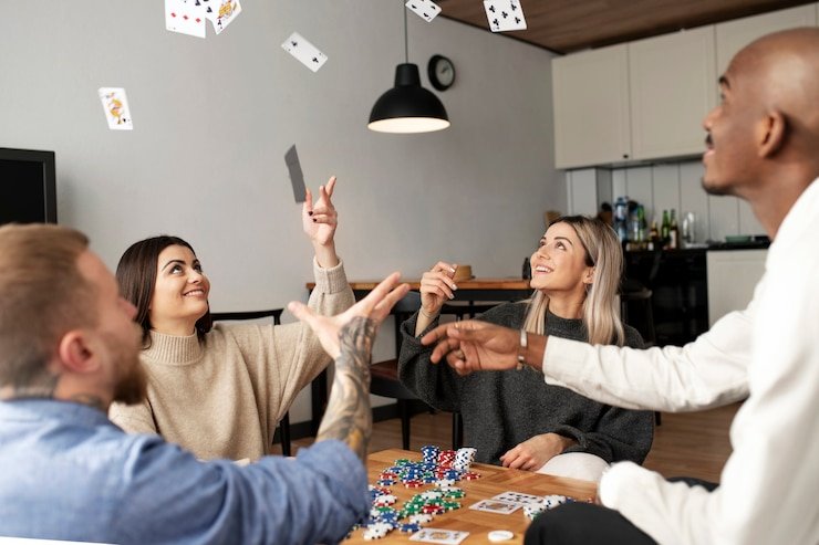 Pemain Bandar Ceme di bayar4d melihat kartu mereka dengan fokus strategis