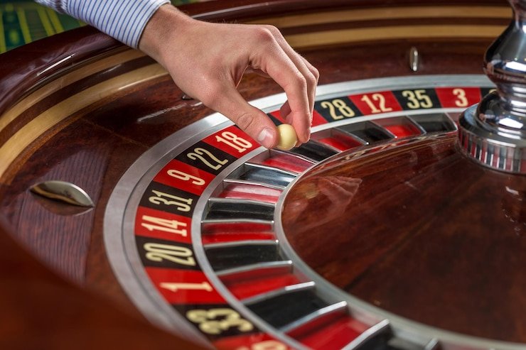 Meja blackjack live dengan dealer profesional dan kartu yang terlihat jelas